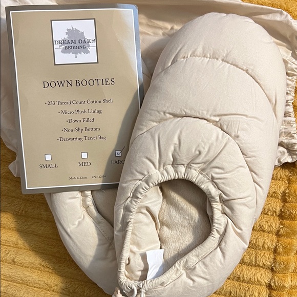 Dream Oaks Shoes - NWT Dream Oaks large Cream Down Booties